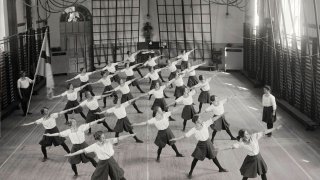 1280px-Damgymnastik._Gymnastiska_centralinstitutet,_Hamngatan_19,_Norrmalm,_Stockholm_-_Nordiska_Museet_-_NMA.0034300