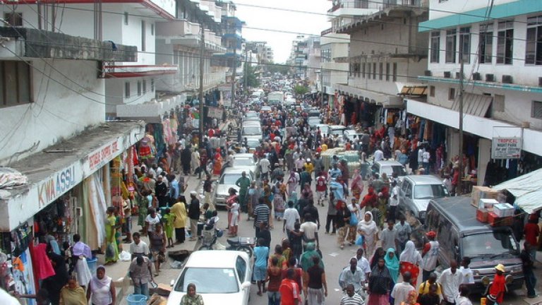 "В Дар ес-Салаам е сравнително спокойно и хората от конфликтни държави предпочитат да живеят тук. Има много туристи, но това пък води и до сериозен расизъм"