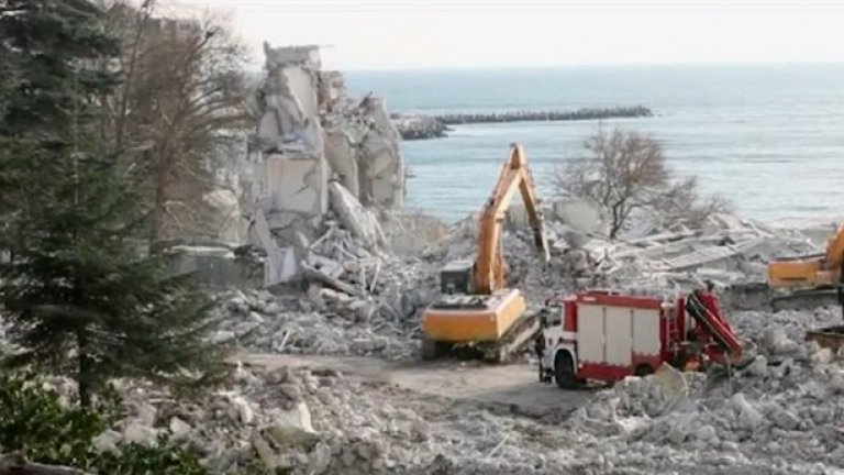 Засега техническият ръководител, който е насърчил работниците да режат арматурата на основите, е известен само като "господин Георгиев"