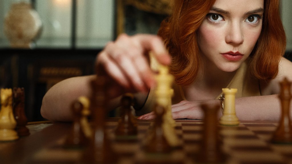 The Queen's Gambit - Netflix 
Историята на едно малко момиче сираче и нейния път към върха на световния шахмат успя да спечели милиони фенове тази година. Аня Тейлър-Джой успява да влезе в ролята отчуждена от света Елизабет, за която единственото сигурно нещо в живота е шаха - игра, научена от чистача в дома за сираци. Елизабет ще се бори с това да намери своето място сред хора, които я обичат, с пристрастеността си към LSD, а по пътя ще я води постоянната нужда да побеждава.