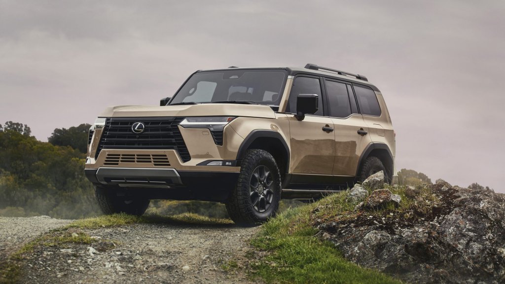 Lexus GX
Lexus GX е единственото SUV в класацията, което ще пристигне на пазара с двигател с вътрешно горене. От бранда обещават в бъдеще да се появи и хибридна версия, но не уточняват точно кога през 2024 г. ще е това. Дотогава този звяр ще се предлага с шестцилиндров двигател и 349 конски сили.