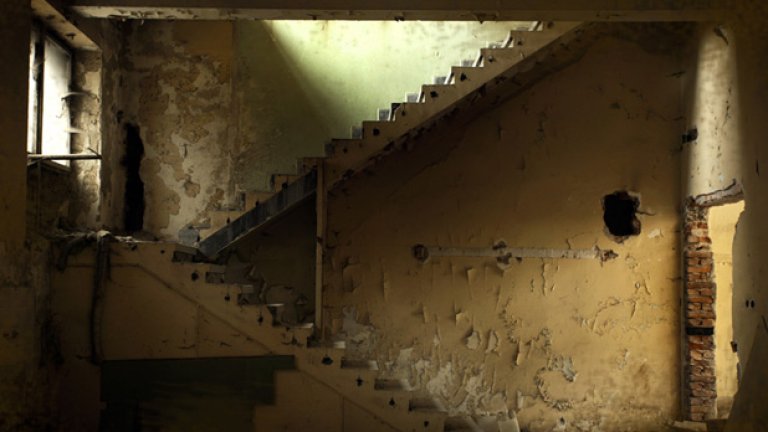 Оглеждах се - стени, дупки в стените, бетонен под и той с дупки към тъмното нищо