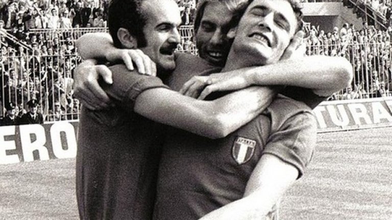 1968 - Италия на Факети, Рива и Дзоф, както и онази монета...
Италия е домакин на първенството и иска да го спечели на всяка цена. Но полуфиналът срещу СССР, истинска сила тогава, завършва 0:0 в Неапол и финалистът се решава от хвърляне на монета. Печелят италианците - чист късмет...
На финала те отново се измъкват с огромен шанс. Югославия води с 1:0 в Рим и начело с Драган Джаич изнася лекция по футбол. Но в 80-ата минута Анжело Доменгини изравнява и мачът се преиграва.
Два дни по-късно неудържимият Джиджи Рива (вдясно) посяга към прякора си Златното момче, като вкарва и асистира за головете на финала. Сандро Мацола (вляво) също играе невероятно. Рива вкарва 19 гола в следващите 16 мача на Италия, чак до финала на Мондиал 1970-а.