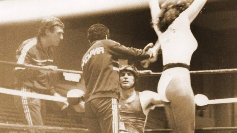 Пешо от Коньовица просва Ленъкс Люис

През 80-те години коньовичарят Петър Стоименов жъне небивали успехи на ринга при най-тежките. С около 300 победи, не повече от 30 загуби, десет шампионски титли на България и седем медала от световни и европейски първенства, боксьорът от „Славия” и внук на македонски харамия е потенциален златен медалист за олимпиадата в Лос Анджелис през 1984 г. Разминава се с отличието заради бойкота на игрите от страна на соцлагера. 

Две години по-късно на световното първенство в Рино, САЩ, Стоименов се изправя срещу бъдещия световен шампион за професионалисти Ленъкс Люис. По онова време британецът се състезава под канадското знаме. Пешо от Коньовица бие като картечница и го просва три пъти на пода, а накрая печели по точки. По-късно Стоименов има още една победа над Люис, преди британецът да стане олимпийски шампион в Сеул `88 с успеха си във финала срещу Ридик Боу, а след това като професионалист да се изравни по постижения с колоси като Мохамед Али и Джодж Формън.