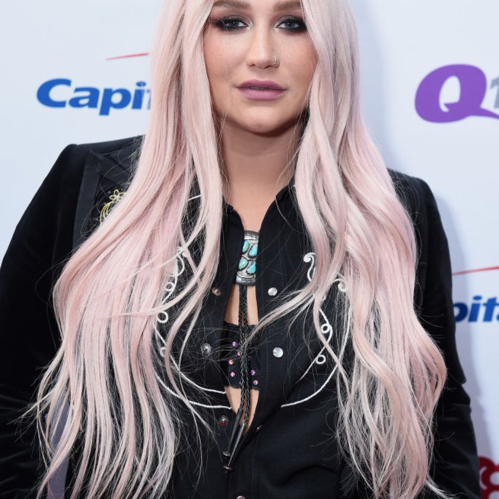 Розово злато.
На снимката: певицата Кейша