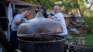 Виното и ракията, с които да се фукаме пред чужденците, ще оставим на професионалистите