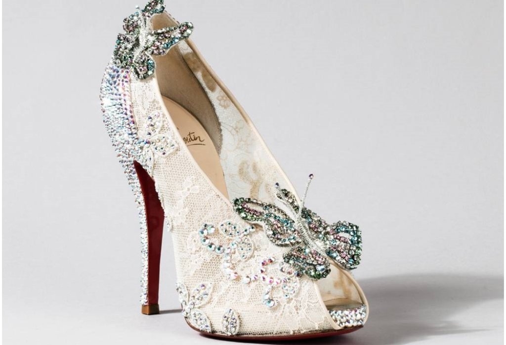 Отново имаме Christian Louboutin, но този път филмът е „Пепеляшка“. Той е един от избраните 9 дизайнера, които да направят своята версия на Стъклената пантофка на Пепеляшка. Актрисата, която изигра последната Пепеляшка - прекрасната Лили Джеймс, носи този