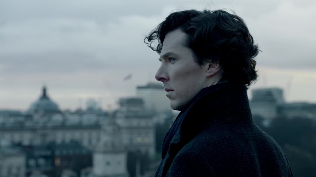 Sherlock, сезон 2
Този сезон има IMDb рейтинг от 9.5, а в него концентрират похвалите си и феновете, и критиката. Той в най-голяма степен разказва оригинални истории на Артър Конан Дойл. Особено внимание се обръща на финала, в който Холмс привидно па