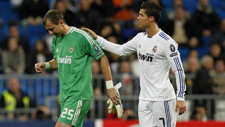 Йежи Дудек. Реал стана последният клуб във визитката на полския вратар. Той се премести в Мадрид на 34-годишна възраст преди сезон 2007/2008. Преди това бе изиграл 6 запомнящи се кампании с Ливърпул, а пикът бе великата победа на Милан във финала на Шампионската лига през 2005 г. Всички знаеха, че Йежи няма да измести Икер Касияс. Той обаче сам се съгласи с ролята на дубльор. За 4 сезона записа едва 12 мача.