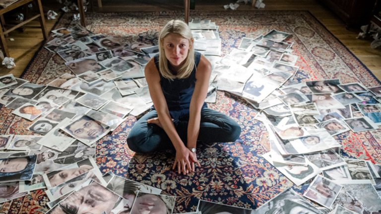 Факт е, че някои хора имат склонността да пълнят мозъците си с повече товар, отколкото могат да поемат. Изследователи от Университета в Мелбърн правят проучване през 2017 г., което открива, че хората, които гледат епизодите на сериали непосредствено един след друг, забравят съдържанието им много по-бързо, отколкото онези, които гледат по една серия на седмица.
Веднага след приключването на сериала, "маратонните" зрители попълват тест и познават почти всички верни отговори. 140 дни по-късно обаче се оказва, че знанията им са по-бедни от тези на седмичните зрители.