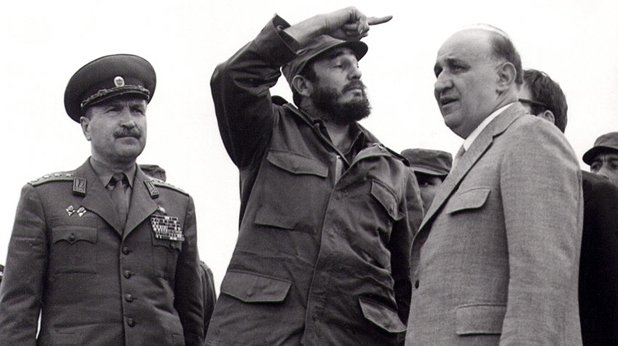 Фидел Кастро блестеше в униформа, за разлика от скромния цивилен Тодор Живков, който за разлика от множество диктатори на 20 век, никога не е слагал нашивки, дори и за поза