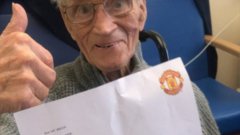 Верният фен на Юнайтед с писмото от Специалния.