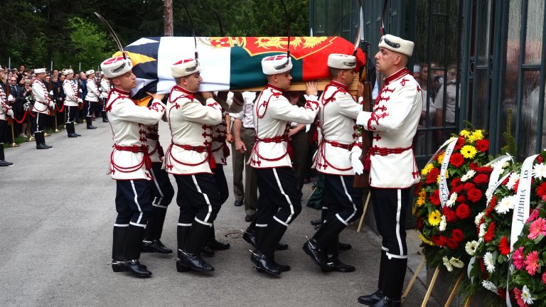 Положиха тленните останки на цар Фердинанд в двореца "Врана" (видео и снимки)