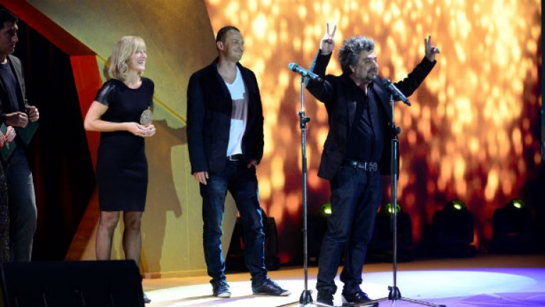 Продуцентът на "Под прикритие" Димитър Митовски вдига победоносно ръце след победата на сериала в наградите на Jameson