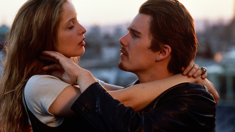 Виена в "Преди изгрев"
Романтичният филм от 1995 г. е причината голяма част от младежите по това време да мечтаят за Виена. Историята е за момче и момиче в началото на 20-те си години, които се срещат във влак на път за Австрия. Тя е французойка, студентка в Сорбоната, а той е американец, разочарован от бившата си приятелка. Съвсем импулсивно двамата решават да прекарат един ден във Виена, който остава в спомените им завинаги. Без да има излишна мелодрама, героите започват да се опознават един друг, а в същото време и града, който ги събира.