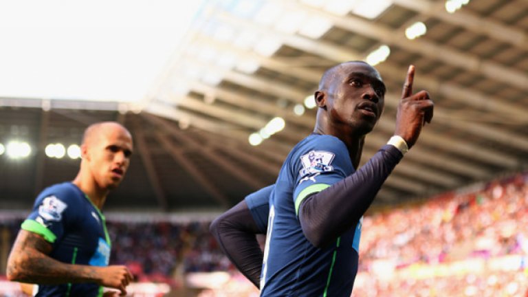 Плюене по противник. Папис Сисе и Джони Евънс - дано не ви видим по терените изобщо този сезон. През миналия тяхната размяна на плюнки бе едно от най-грозните събития на годината.