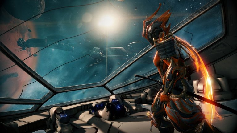 Warframe (РС, PS4, Xbox One, Switch)
Днес Warframe е еталон за безплатна онлайн игра, която има адекватен и ненатрапващ се бизнес модел, но докато стигне до този успех, студиото Digital Extremes премина поне през няколко от кръговете на ада. Най-ранните концепции за това, което днес играят над 38 милиона души, датират още от 2000 г. Тогава канадците започват постепенно разработката на игра с името Dark Sector, която през 2008 г. е издадена като самостоятелно и доста различно заглавие. Виждайки успеха на free-to-play игрите, Digital Extremes взима енджина и елементите на тази игра, за да създаде през 2013 г. нов продукт с името Warframe. Студиото обаче не намира издател, който да се ангажира; въпреки това, то решава да пусне само играта. Началото е бавно заради малкото играчи и неособено хвалебствените рецензии. Работейки тясно с ядрото от запалени фенове, Digital Extremes издава няколко експанжъна, оправя бъгове и търси връзка с онези, от които най-много зависи успеха на играта - обикновените геймъри. Digital Extremes се прочува с ежеседмични YouTube видео послания, в които разказва за всички новости и промени по играта. Днес Warframe вече има редица награди и дори ежегодна фен конвенция, която събира хиляди фенове.