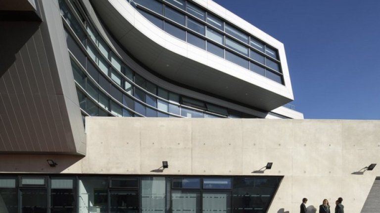 За дизайна на сградата на академия "Евелин Грейс" в Лондон Заха Хадид получи наградата "Стърлинг" (Stirling Prize) през 2011 година
