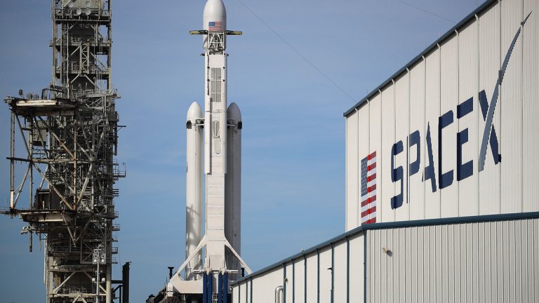 SpaceX разработи Falcon Heavy по такъв начин, че да бъде съвместима с мисии с човешки екипаж. Още през миналата година компанията на Илон Мъск обяви, че е подписала договор за извеждане на двама анонимни клиенти на "разходка" около Луната. Очаква се пътуването да се случи до края на 2018 г. За целта ще бъдат използвани Falcon Heavy като носител и капсулата Dragon.