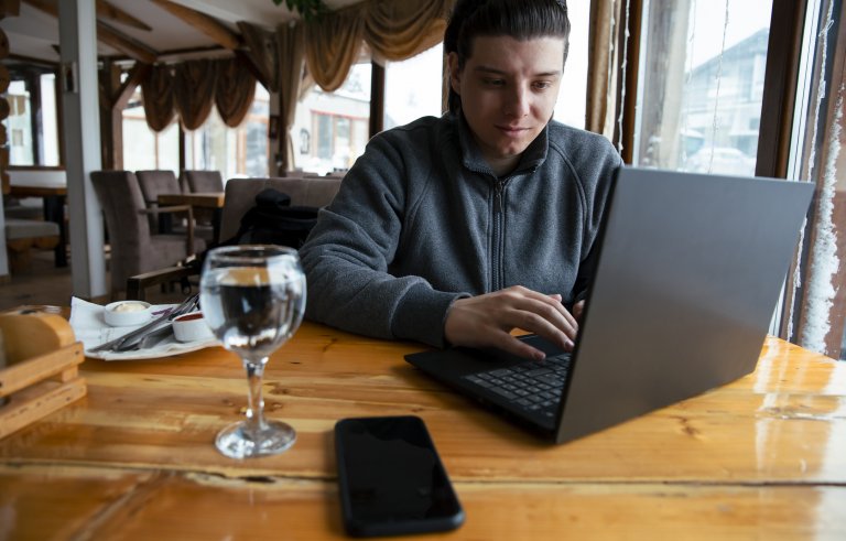 Баровете и кафенетата са места за удоволствие и социализиране, а не за работа - това е тезата на много собственици на заведения.