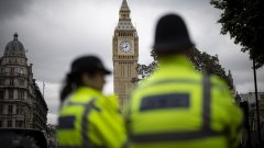 Двама полицаи бяха намушкани с нож в Лондон