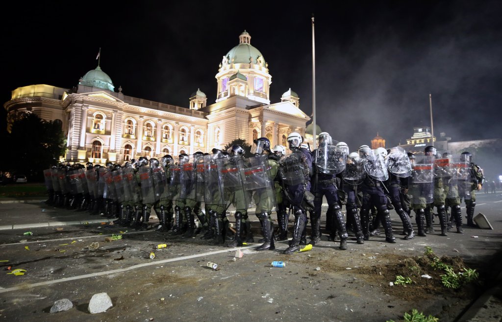 Група демонстранти нахлуха в сградата на сръбския парламент, стигна се и до сблъсъци с полицията.