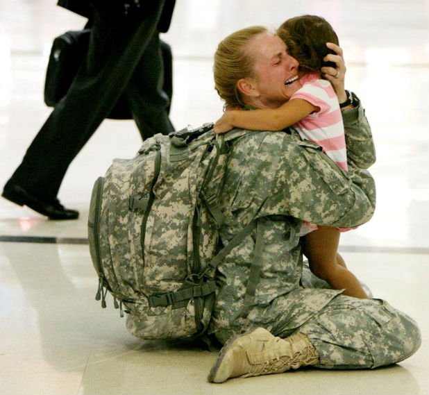 Майка вижда дъщеря си за първи път след 7 месеца служба в Ирак