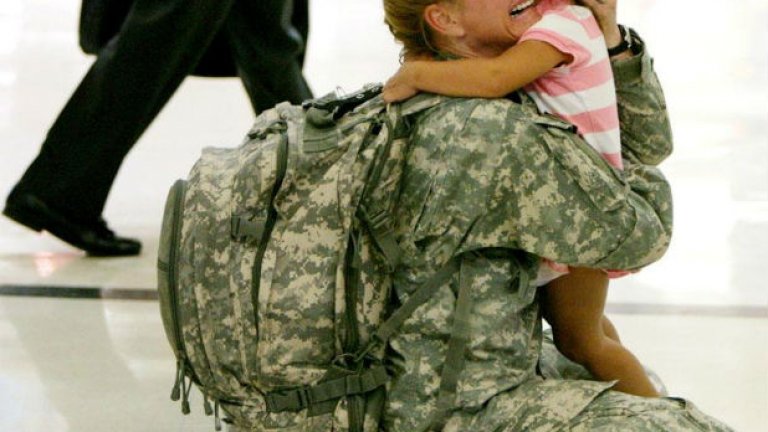 Майка вижда дъщеря си за първи път след 7 месеца служба в Ирак