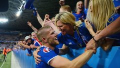 Йохан Гудмонсон празнува със семейството си след победата с 2:1 над Англия на Евро 2016