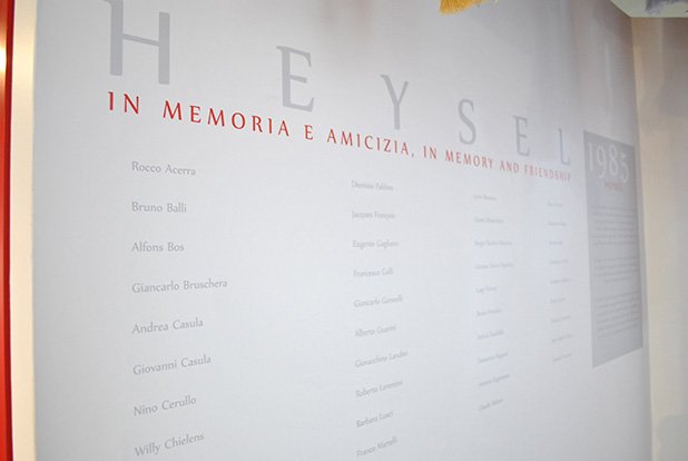 Стената за жертвите на "Хейзел" е поставена срещу витрината за финала Ливърпул - Ювентус от 1985 г.