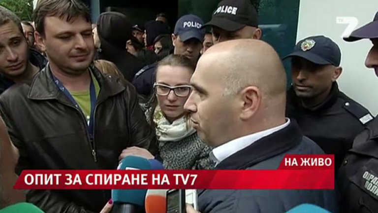 Радослав Сотиров се опитва да влезе в сградата на Тв7, за да говори с частния съдебен изпълнител вътре, но е спрян от журналисти на медията