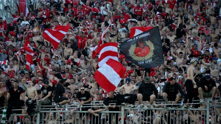 Близо 15 000 "червени" фенове празнуваха с любимците си историческото класиране на финал за купата. 