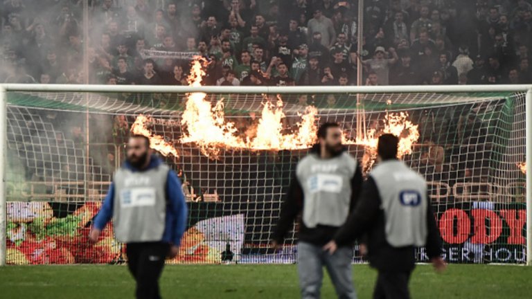 Луди сцени на дербито в Гърция: Фенове на терена, сълзотворен газ и прекратен мач (видео)