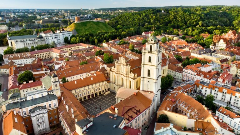 Спорната и дори скандална рекламна кампания за столицата на Литва Вилнюс очевидно работи.