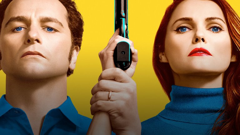 The Americans / "Американците"
Хитовият сериал за съветски шпиони, внедрени в САЩ определено успя да уцели подходящия момент, за да събере максимална фенска база. На фона на влошените отношения между Вашингтон и Москва, един сериал за раздирани от съмнения агенти на КГБ, които се представят за обикновено американско съмнение, беше удар в десетката. За това помагат и страхотна история, прекрасно развити герои и интересен сюжет.
