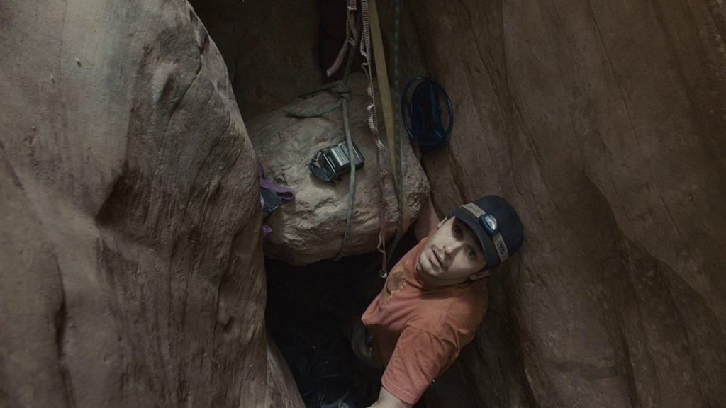 "127 часа"/ 127 HoursИстория на Aрън Ралстън, който е приклещен от парче скала в каньон в щата Юта, всъщност е истинска, но това вероятно е ясно за всеки, който е гледал филма. Иначе по време на снимките Джеймс Франко, който има клаустрофобия (и точно той играе тази роля, да), е криел книги, които да чете, за да се разсейва от това чувство. Що се отнася до истинския Ралстън, той участва активно в снимките и често дава консултации на екипа, за да се постигне по-висока достоверност. Той също така предоставя камерата, с която героят се снима, а в последната сцена на филма (около басейна) всъщност участват истинското му семейство и приятели.