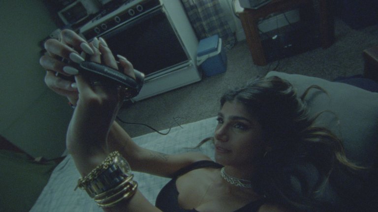 В рамките на няколко седмици звездата се раздели със съпруга си, участва в клип на песен и скандализира със снимка, в която се сравнява с Дева Мария