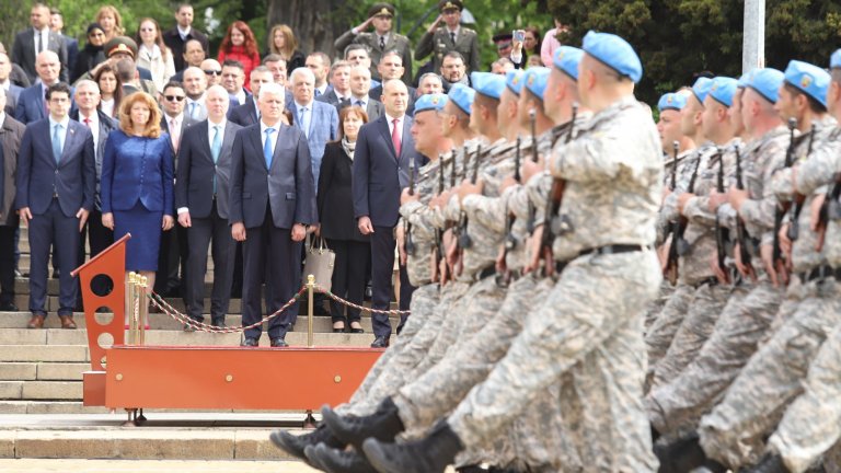 Военният парад за Деня на храбростта в СНИМКИ