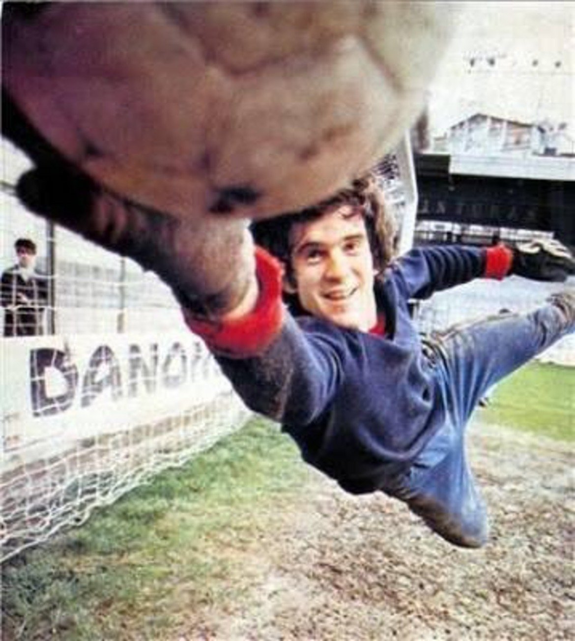Луис Арконада е сред футболистите, които отдават цялата си кариера на един-единствен отбор. Роденият в Сан Себастиан вратар е продукт на академията и пази за Реал Сосиедад в продължение на 15 години, записвайки над 400 мача за клуба. Печели Ла Лига през 1980/81 и 1981/82, Купата на Испания през 1986/87 и Суперкупата през 1982 г. Пази и за националния отбор, с който стига до сребърните медали на Евро 1984.