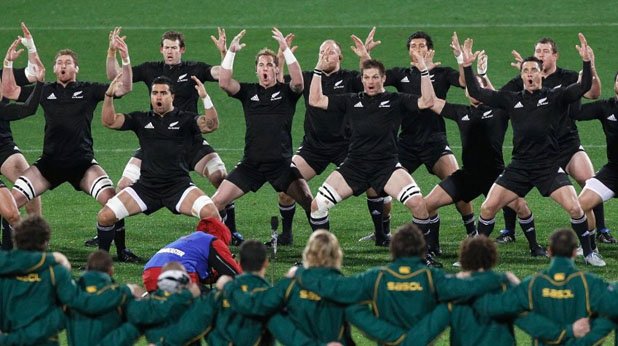 Как се играе срещу тези надъхани бойци? Маорският танц Хака смразява кръвта на съперниците и дава нови сили на новозеландските ръгбисти, които и без това са най-добрите в света. All Blacks, както ги наричат заради черните екипи, са легендарни с изпълнението на танца преди всеки мач, освирквано по много стадиони из света.