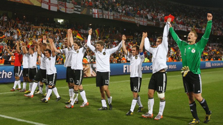 Германските футболисти приемат поздравленията на публиката след разгрома над Англия с 4:1