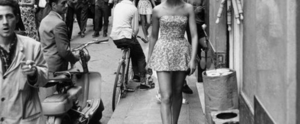 През 60-те години късата пола е символ на сексуалната революция. Така индивидуалният стил на обличане се превръща в политическа манифестация.