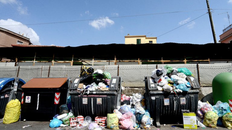 Рим смяташе, че може да прочисти политиката си, като се отърве от мафията. Сега градът не може да поддържа улиците си чисти