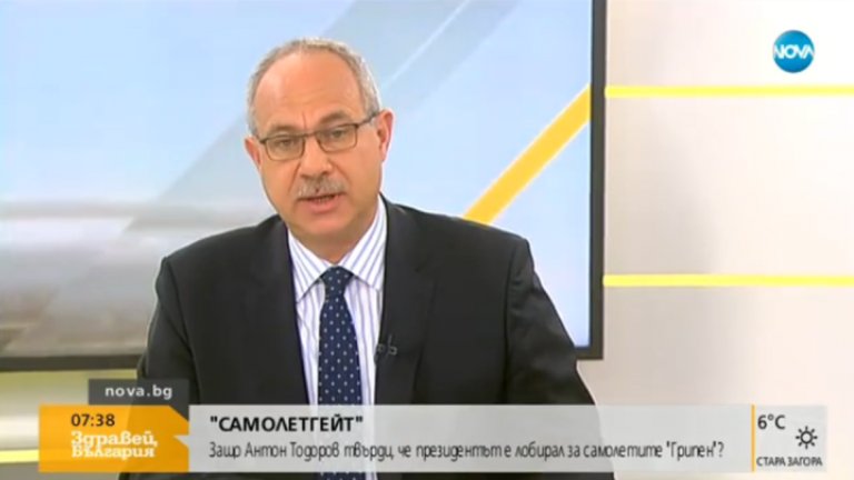 "Въпреки убеждението ми, че съм разбран напълно превратно и думите ми са изтълкувани абсолютно погрешно, аз държа да поднеса извинението си към Виктор Николаев. Правя го заради моя култ към свободата, правя го заради всичко онова, за което се боря повече от 28 години и заради създалата се истерия в определени среди от тази моя реплика, която смятам, че не беше коректно разтълкувана", пише Антон Тодоров.