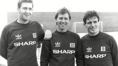 Емблемата на Adidas e греела на гърдите на невероятни футболисти на Юнайтед. На тази снимка отпреди близо 30 години са Норман Уайтсайд, Брайън Робсън и Франк Стейпълтън.