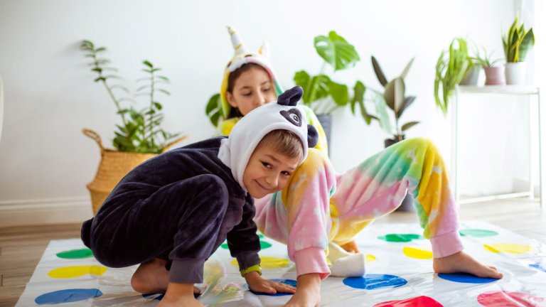 2015 г.- Туистър

„Туистър“ е весела игра, която се играе върху постелка с големи цветни кръгове. Играчите завъртат стрелката, за да разберат къде да поставят ръка или крак - например „дясна ръка на жълто“ или „ляв крак на зелено“. Постепенно всички се оплитат, опитвайки се да запазят баланс, без да паднат. Най-гъвкавият печели.