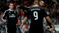 Роналдо прегръща Бензема след асистенцията му за третия гол на Реал.