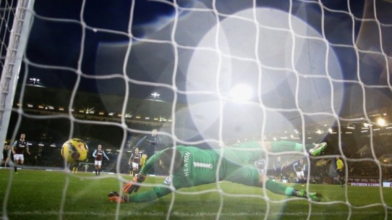 Том Хийтън отразява дузпа на Душан Тадич, което помогна за победата на Бърнли и позволи на тима да излезе от опасната зона след домакинско 1:0 над Саутхемптън.