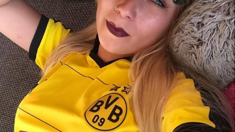 Тя е фенка на Борусия Дортмунд и често се снима с жълто-черния екип