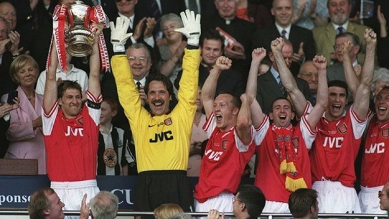 Арсенал стопи 13 точки изоставане до края на сезон 1997-1998, за да вземе титлата